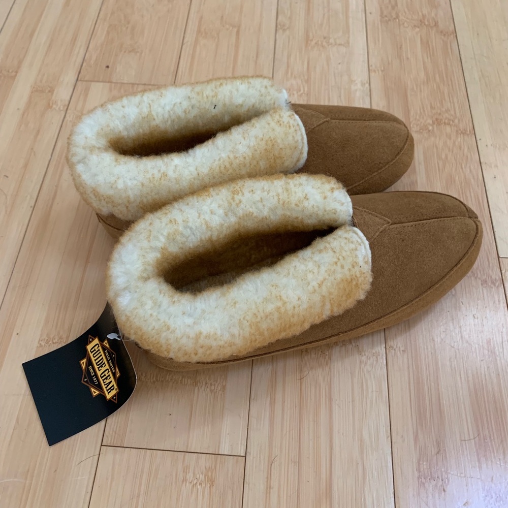 🎄🐑 Fleecy Mocs!. Unisex; guys 6.5, gals 8 NWT!